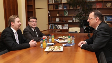 Premiér Petr Nečas uvádí do funce nového ministra dopravy Zbyňka Stanjuru, 12. prosince 2012