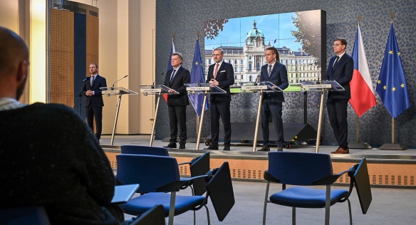Premiér Petr Fiala a ministr spravedlnosti Pavel Blažek na tiskové konferenci po jednání vlády, 23. listopadu 2022.