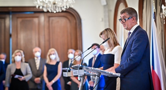 Premiér Andrej Babiš a ministr obrany Lubomír Metnar s letošními držiteli Ceny Bezpečnostní rady státu, 22. června 2021.