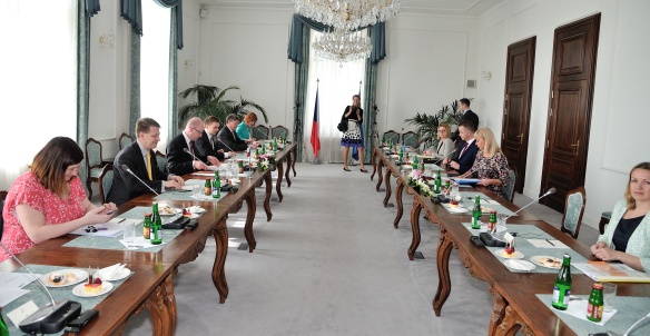 Premiér Sobotka jednal s eurokomisařkou Bieńkowskou ve Strakově akademii, 5. května 2015.