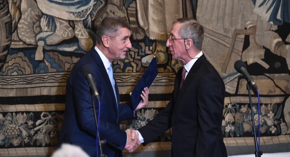Andrej Babiš předává cenu profesoru Jaroslavu Petrovi, 29. října 2018.