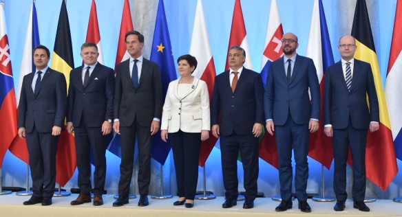 Family foto předsedů vlád zemí V4 a Beneluxu, 19. června 2017.