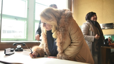 Ministryně pro místní rozvoj Klára Dostálová se podepsala do pamětní knihy.
