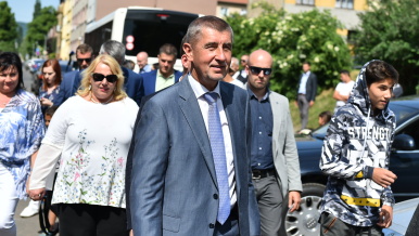 Členové vlády při návštěvě sociálně vyloučené lokality.