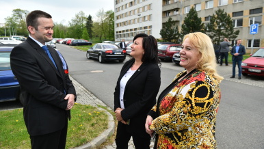 Ministryně při příjezdu před budovou Moravskoslezského inovačního centra.