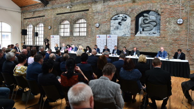 Vláda při setkání se starosty měst a obcí v regionu.