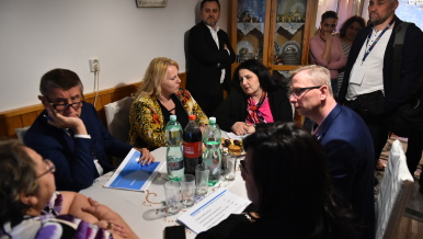 Členové vlády na návštěvě obyvatelů bytu v Ostravě Porubě.