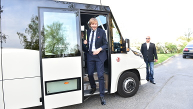 Ministr zdravotnictví Adam Vojtěch při příjezdu do Bílovecké nemocnice.