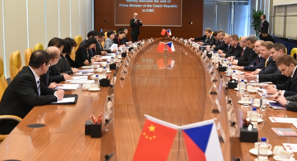 Předseda vlády Bohuslav Sobotka jednal s představiteli Industrial and Commercial Bank of China, 26. listopadu 2015.