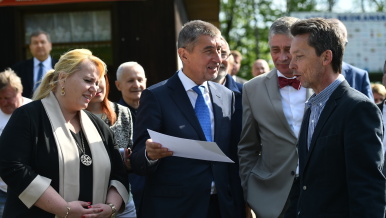 Členové vlády diskutují o rekonstrukci skokanského areálu ve Frenštátu po Radhoštěm.