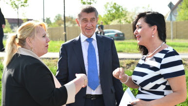 Předseda vlády Andrej Babiš a ministryně pro místní rozvoj Klára Dostálová při prohlídce Via Lyžbice – Via Sosna.