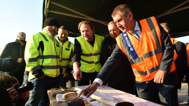 Předseda vlády Andrej Babiš si prohlédl nálezy archeologických prací u Trotiny.