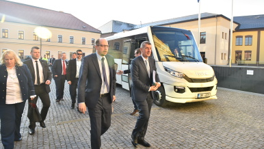 Předseda vlády Andrej Babiš a hejtman Královéhradeckého kraje Jiří Štěpán při příjezdu na krajský úřad.