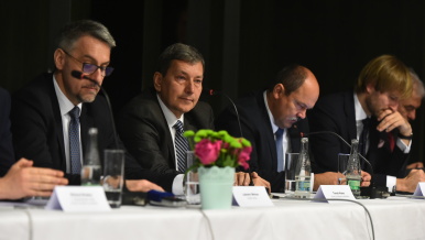 Členové vlády diskutovali se starosty měst a obcí v kraji.