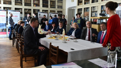 Členové vlády zavítali do Střední průmyslové školy kamenické a sochařské v Hořicích.