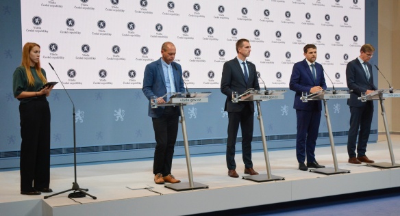 Ministr životního prostředí Petr Hladík s vládními kolegy seznamuje novináře s hlavními body jednání vlády, 10. října 2024.