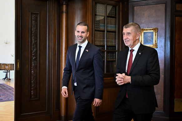 Český premiér Andrej Babiš provází premiéra Černé Hory Milojka Spajiće Kramářovou vilou na společné jednání, 24. července 2026.