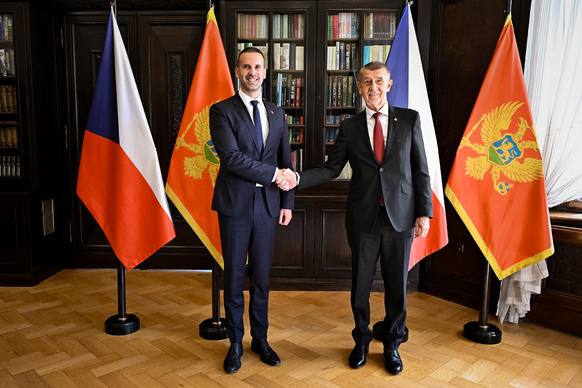 Český premiér Andrej Babiš provází premiéra Černé Hory Milojka Spajiće Kramářovou vilou na společné jednání, 24. července 2026.