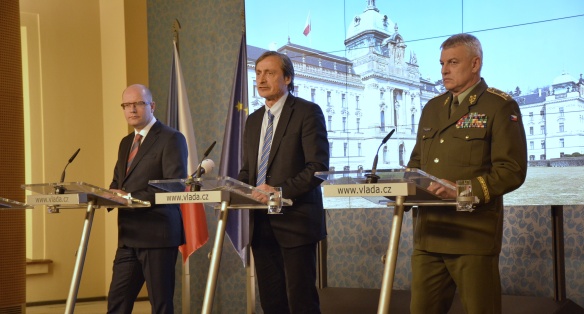 Prime Minister Sobotka, Defence Minister Stropnický and General Major Malenínský at a press conference regarding the transit of a convoy of allied troops, 27 March 2015.