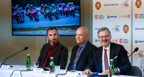 „MotoGP se vrací do Brna," uvedl na tiskové konferenci premiér Petr Fiala.