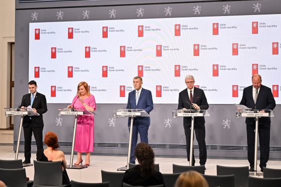 Vláda zasedla ve Strakově akademii k další řádné schůzi, na programu měla například projekt AI Gigafactory v ČR, 22. června 2026.