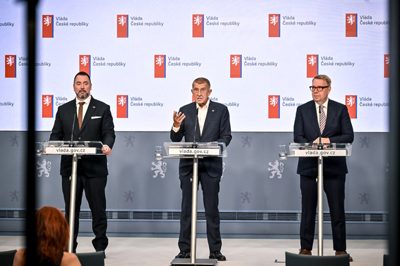 Premiér A. Babiš a ministři životního prostředí I. Červený a práce a sociálních věcí A. Juchelka na tiskové konferenci po schůzi vlády, 7. září 2026.