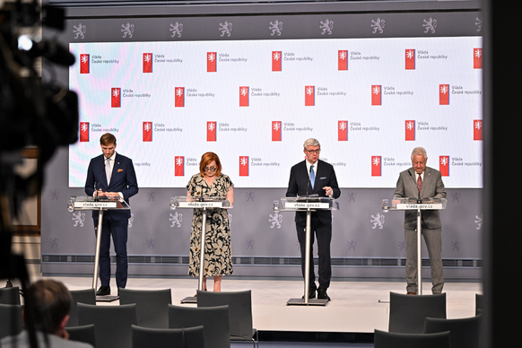 Na tiskové konferenci vystoupili ministr Adam Vojtěch a vicepremiéři Alena Schillerová, Karel Havlíček a Jaromír Zůna, 13. července 2026.