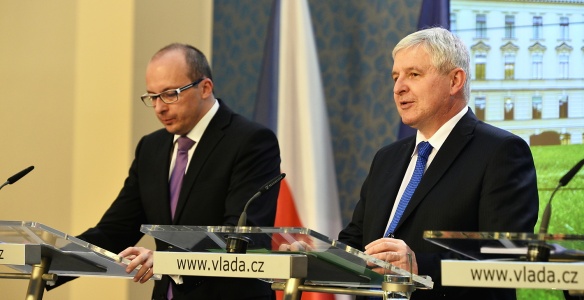 Ministr pro místní rozvoj František Lukl a premiér Jiří Rusnok na tiskové konferenci po jednání vlády 23. října 2013.