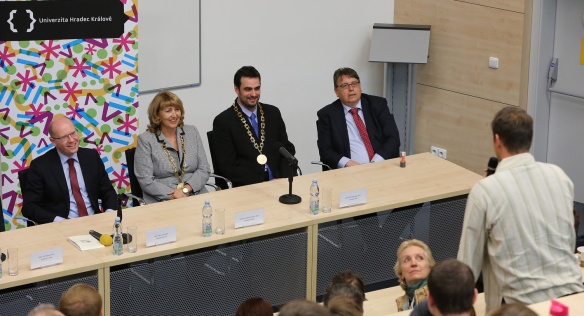 Předseda vlády Bohuslav Sobotka diskutoval se studenty a veřejností na Univerzitě Hradec Králové, 17. května 2016.