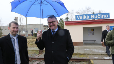 Ministr dopravy Dan Ťok na prohlídce železniční zastávky Velká Bučina.