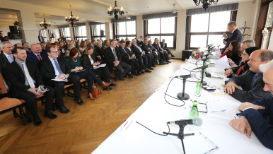 Jednání vlády se starosty obcí a měst Středočeského kraje.