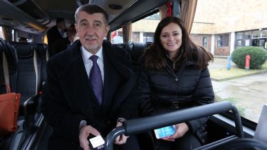 Předseda vlády a hejtmanka Středočeského kraje v autobuse při přejezdu na další jednání.