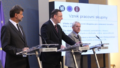 Tisková konference po jednání vlády - Jan Kubice, Petr Nečas a Leoš Heger, 3. října 2012