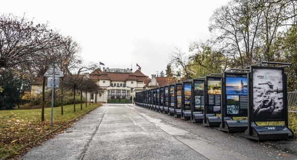 Před Kramářovu vilu Úřad vlády nainstaloval výstavu Voda a civilizace.