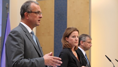 Miroslav Kalousek, Karolína Peak a Jaromír Drábek na tiskové konferenci po jednání vlády, 22. srpna 2012