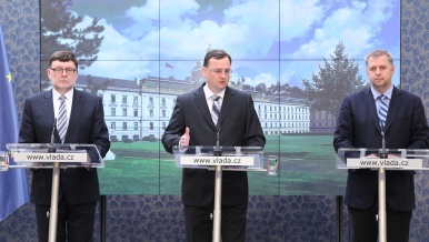 Ministr dopravy Stanjura, premiér Nečas a ministr zemědělství Bendl na tiskové konferenci po jednání vlády, 5. června 2013