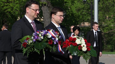 Ceremonie položení květin u Památníku svobody