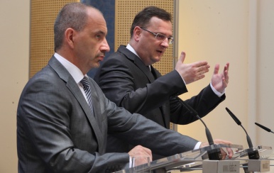 Ministr Martin Kuba a premiér Petr Nečas na tiskové konferenci po jednání vlády