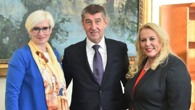 Předseda vlády Andrej Babiš uvedl Kláru Dostálovou do funkce ministryně pro místní rozvoj, 18. prosince 2017.