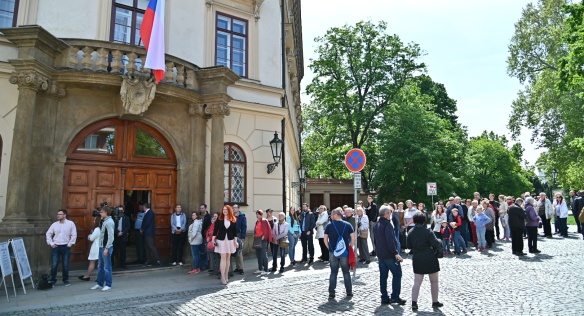 Reprezentační prostory Úřadu vlády ČR si ve státní svátek přišlo prohlédnout 1297 zájemců