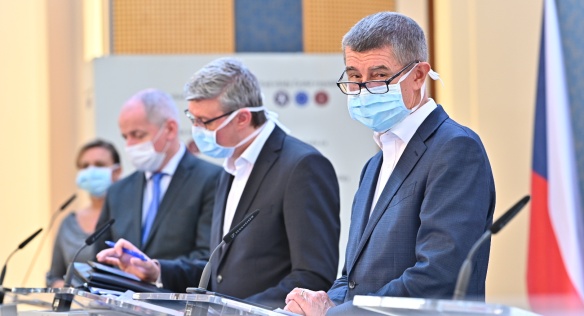 The government has decided to require the wearing of protective equipment and reserved time for senior citizens to do their food shopping, 18 March 2020.
