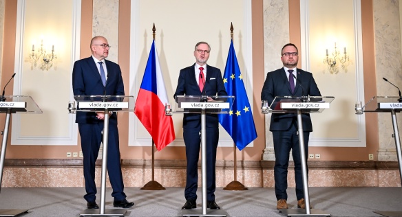 Premiér Petr Fiala, vicepremiér Marian Jurečka a ministr školství, mládeže a tělovýchovy Mikuláš Bek na tiskové konferenci po schůzi vlády,27. března.