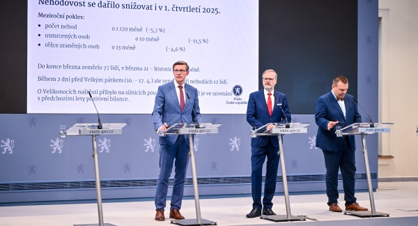Vláda se symbolicky připojila k Národnímu dni beze spěchu, který má upozornit řidiče na zbytečnost a rizika spěchu za volantem, 23. dubna 2025