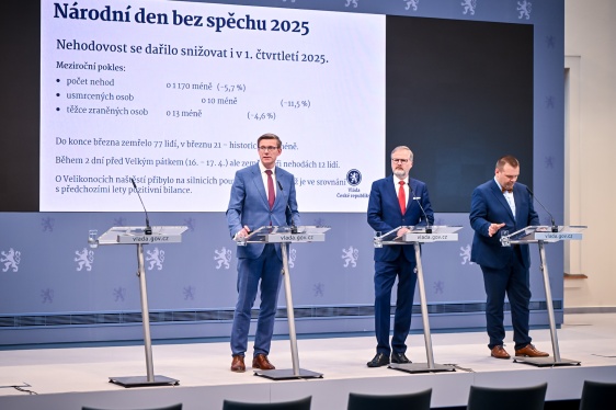 Vláda se symbolicky připojila k Národnímu dni beze spěchu, který má upozornit řidiče na zbytečnost a rizika spěchu za volantem, 23. dubna 2025.