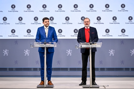 Premiér Petr Fiala a ministr životního prostředí Petr Hladík na tiskové konferenci k odložení systému ETS 2, 16. prosince 2024.