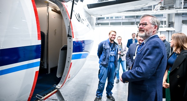 Premiér Petr Fiala si ve firmě Aircraft Industries v Kunovicích prohlédl zde vyráběný letoun L410 NG, 24. března 2025.