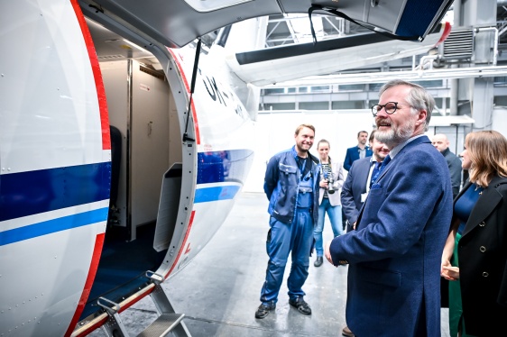 Premiér Petr Fiala si ve firmě Aircraft Industries v Kunovicích prohlédl zde vyráběný letoun L410 NG, 24. března 2025.