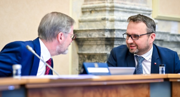 Premiér Petr Fiala v diskusi s vicepremiérem a ministrem práce a sociálních věcí Marianem Jurečkou před začátkem schůze vlády, 12. února 2025.