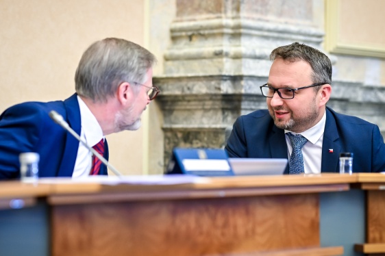 Premiér Petr Fiala v diskusi s vicepremiérem a ministrem práce a sociálních věcí Marianem Jurečkou před začátkem schůze vlády, 12. února 2025. 