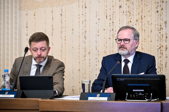 Premiér Petr Fiala a 1. vicepremiér a ministr vnitra Vít Rakušan se chystají na zahájení další schůze vlády, 26. března 2025.
